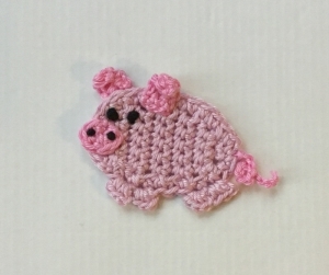 Aufnäher „Schwein Piggy“ von Hand gehäkelt  - Handarbeit kaufen