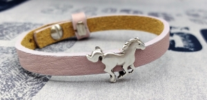 Handarbeit Kinderarmband Armband Lederarmband Leder pink rosa flieder pastell mit Pferd Pony Pferdchen Cabochon Tiermotiv Tier Geschenkidee Mädchen Junge unisex