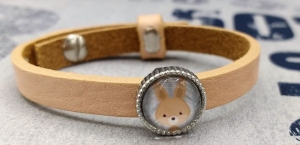 Handarbeit Kinderarmband Armband Lederarmband Leder beige mit Cabochon Schiebeperle Tiermotiv Hase Geschenkidee 