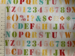 Baumwollstoff mit Buchstaben und Zahlen