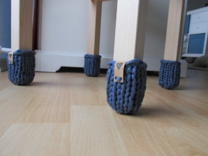 Stuhlsocken gestrickt - Jerseygarn -4-er Set - blau - handgemachte Geschenke 7679.190303.090321_img_2170