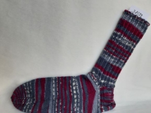 handgestrickte warme Socken in Gr. 38/39, in grau/aubergine gestreift, kaufen   - Handarbeit kaufen
