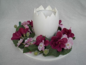 gedrechselter Holz-Teelichthalter in Eiform, weiß mit Blumenkränzchen kaufen 