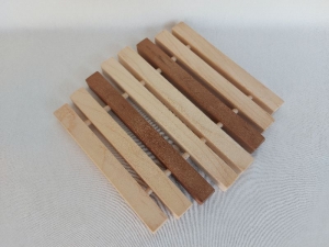 Kleiner Holz-Topfuntersetzer, in Handarbeit hergestellt aus zwei versch. Holzarten, praktisch und formschön - Handarbeit kaufen