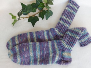 handgestrickte Socken in Gr. 42/43 lila, hellblau, beige gestreift kaufen - Handarbeit kaufen