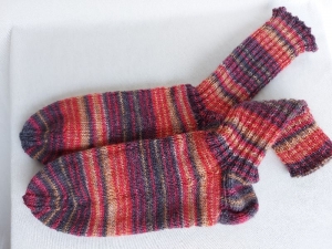 handgestrickte warme Socken in Gr. 38/39, rot/beige/braun gestreift kaufen     - Handarbeit kaufen