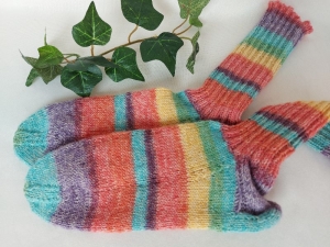 handgestrickte warme Socken in Gr. 36/37, Regenbogen bunt kaufen   - Handarbeit kaufen