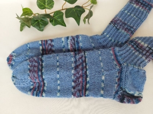 handgestrickte warme Socken in Gr. 42/43, blau und dezent gemustert kaufen - Handarbeit kaufen