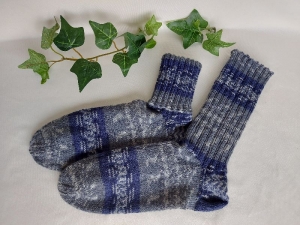 handgestrickte warme Socken in Gr. 40/41, grau/blau dezent gemustert kaufen - Handarbeit kaufen