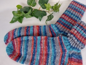handgestrickte Socken in Gr. 40/41 rot, blau und grau gestreift, kaufen    - Handarbeit kaufen