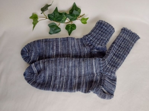 handgestrickte warme Socken in Gr. 46/47, grau gestreift kaufen - Handarbeit kaufen
