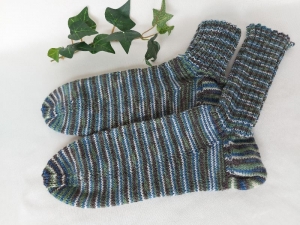 handgestrickte weiche Socken in Gr. 42/43 dezent geringelt, kaufen   - Handarbeit kaufen