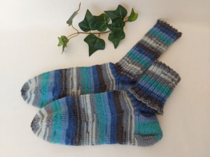 handgestrickte Socken in Gr. 40/41 blau, grau und türkis gestreift, kaufen     - Handarbeit kaufen