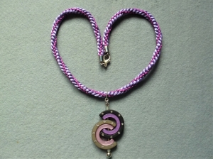 Handgeflochtene Halskette in lila-flieder mit stilvollem Wechselanhänger aus Polariselementen - Handarbeit kaufen