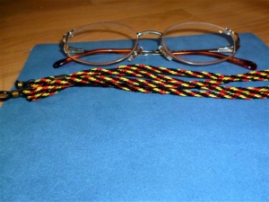 Handgeflochtenes Brillenband  aus Schmuckkordel für Sonnenbrillen, Lesebrillen und kabellose Kopfhörer - Handarbeit kaufen