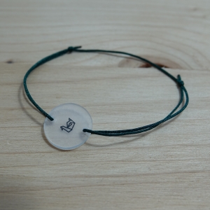 Dunkelgrünes Armband (0,8 mm) mit selbstgemaltem Schwan-Anhänger