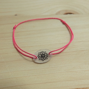 Pinkes Armband (0,8 mm) mit selbstgemaltem Mandala-Anhänger
