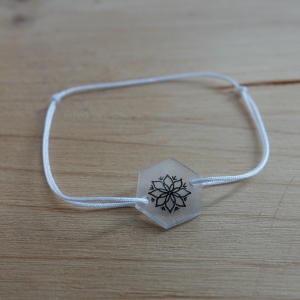 Weißes Armband (0,8 mm) mit selbstgemaltem Mandala-Anhänger