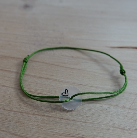 Grünes Armband (0,8 mm) mit selbstgemaltem Herz-Anhänger
