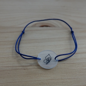 Blaues Armband (0,8 mm) mit selbstgemaltem Schmetterling-Anhänger
