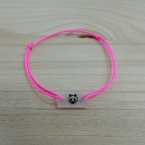Pinkes Armband (0,8 mm) mit selbstgemaltem Panda-Anhänger