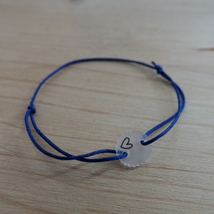 Blaues Armband (0,8 mm) mit selbstgemaltem Herz-Anhänger