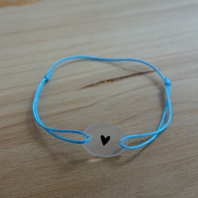 Hellblaues Armband (0,8 mm) mit selbstgemaltem Herz-Anhänger