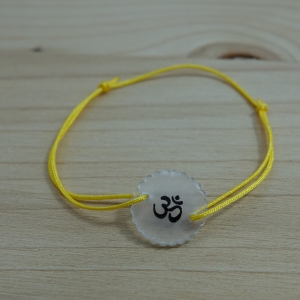 Gelbes Armband (0,8 mm) mit selbstgemaltem OM-Anhänger