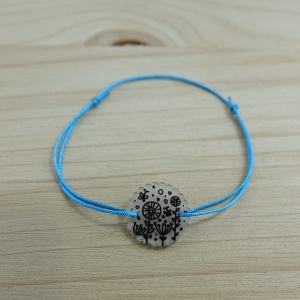 Hellblaues Armband (0,8 mm) mit selbstgemaltem Blumen-Anhänger