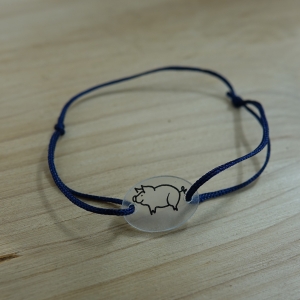 Dunkelblaues Armband (1,0 mm) mit selbstgemaltem Schweinchen-Anhänger