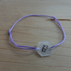 Lila Armband (0,8 mm) mit selbstgemaltem Schmetterling-Anhänger