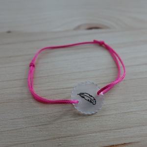 Pinkes Armband (1,0 mm) mit selbstgemaltem Feder-Anhänger