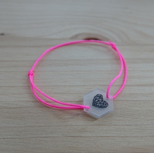 Pinkes Armband (0,8 mm) mit selbstgemaltem Herz-Anhänger