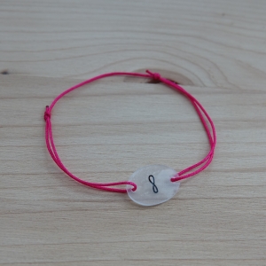 Pinkes Armband (0,8 mm) mit selbstgemaltem Unendlich-Anhänger