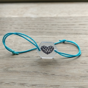 Hellblaues Armband (0,8 mm) mit selbstgemaltem Herz-Anhänger