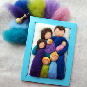 Handgefilztes, individuelles Familienportrait aus Wolle (7 Personen: 2 Erwachsene und 5 Kinder)