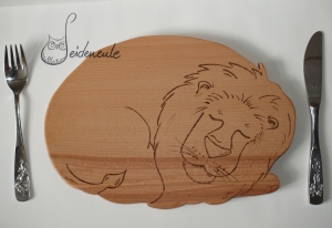 Handgemachtes Holzbrett aus massiver Buche: Tiermotiv Löwe ♡  