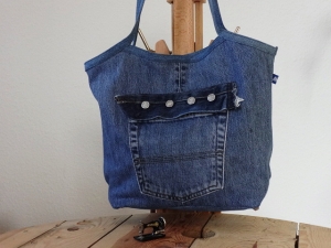 Kleine Shopper aus Jeans mit Magnetverschluss