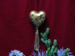 Deko-Herz Acryl gold-schwarz mit  Barock-Ornamenten und Perlen / Fensteraufhänger  - Handarbeit kaufen