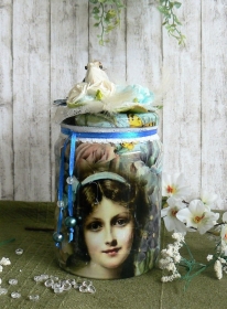 Romantisches Deko-Glas mit Schrumpfbanderole Frühlingsblumen blau mit Dame - Handarbeit kaufen