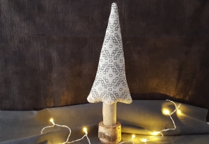 Handgemachter Deko-Weihnachtsbaum aus hochwertigem Stoff und Naturholz