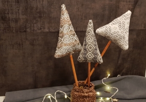 Trio Deko-Tannenbäume handgemacht aus Stoff und Bambus 