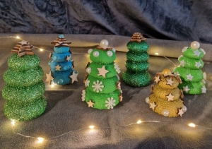 6 Weihnachtsbäumchen aus Seeigelskeletten dekorativ verziert und bemalt in verschienden Größen und Farben 