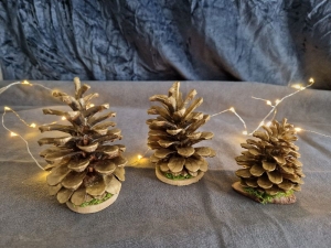 Weihnachtsbäumchen aus Tannenzapfen 