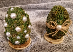 2 dekorative Ostereier aus Moos 