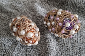2 dekorative Ostereier mit Silberdraht, Perlen und Paketschnur 