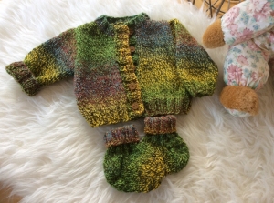 Gemütliche Baby Strickjacke mit passenden Söckchen - Handarbeit kaufen