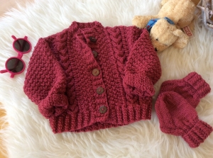 Lässige Baby Strickjacke mit passenden Söckchen - Handarbeit kaufen