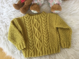 Herbstlicher Baby Pullover in aufwendigem Aranmuster - Handarbeit kaufen