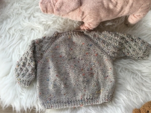Zauberhafter Baby Raglan Pullover, liebevoll  gestrickt aus einem edlem Wollgemisch